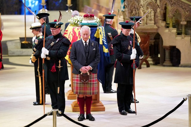 Raja Charles III, Putri Anne, Pangeran Andrew, dan Pangeran Edward melaksanakan prosesi Vigil of the Princes pada rangkaian acara pemakaman Ratu Elizabeth II di Katedral St Giles, Edinburgh. Foto: Jane Barlow/Pool via REUTERS