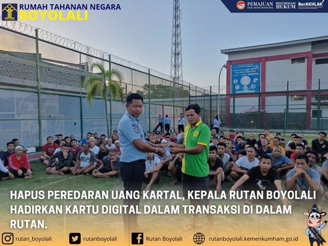 Karutan membagikan kartu digital kepada perwakilan WBP.