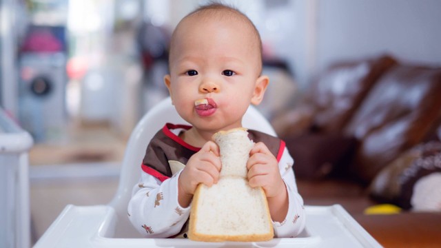 Ilustrasi bayi makan roti. Foto: Yaoinlove/Shutterstock