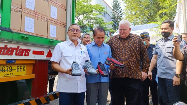 Menteri Perdagangan Zulkifli Hasan (kiri) dalam pelepasan sepatu Nike ke Belanda di Serpong, Selasa (13/9/2022). Foto: Narda Margaretha Sinambela/kumparan