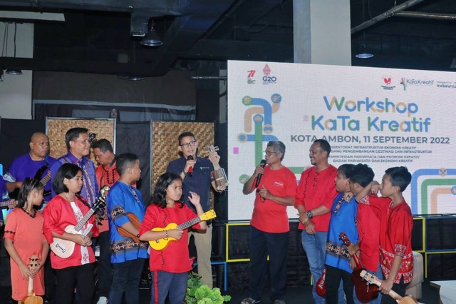 Menparekraf Sandiaga Uno memberikan alat musik ukulele untuk pegiat musik saat Workshop Kabupaten/Kota (KaTa) Kreatif, Ambon City Center (ACC), Kota Ambon, Senin (12/9/2022). Foto: Dok. Istimewa