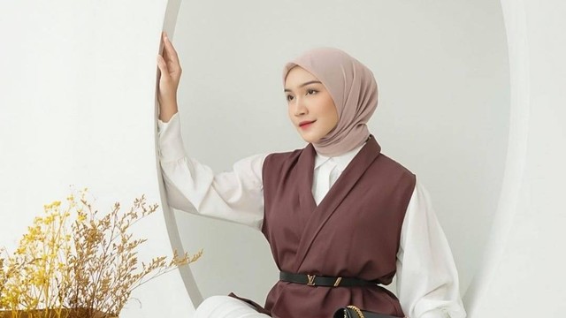 Style outfit kasual ala seleb hijab. Foto: Instagram.com/melodyprima