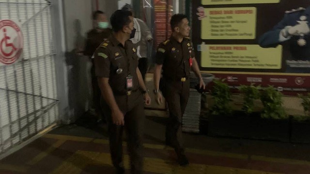 Edy Mulyadi yang terjerat kasus 'jin buang anak' keluar dari sel tahanan, Selasa (13/9/2022). Foto: Kejari DKI Jakarta