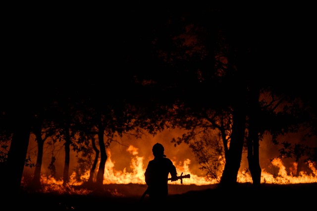 Kebakaran hebat kembali terjadi di Saumos di pinggiran barat Bordeaux, Prancis pada, Senin (12/9/2022). Foto: Philippe Lopez/AFP