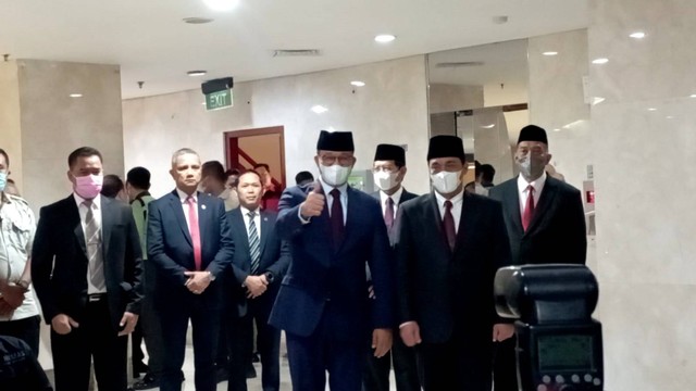 Anies Baswedan menyapa wartawan jelang rapat paripurna pemberhentian masa jabatannya sebagai gubernur di DPRD DKI, Selasa (13/9/2022). Foto: Fadlan/kumparan