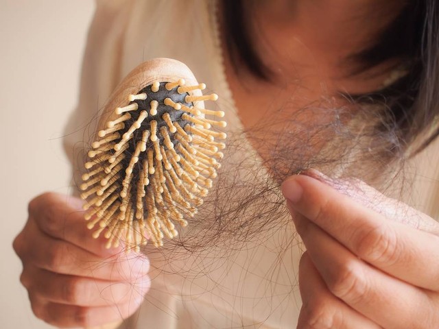 Ilustrasi rambut rontok. Foto: DUANGJAN J/Shutterstock