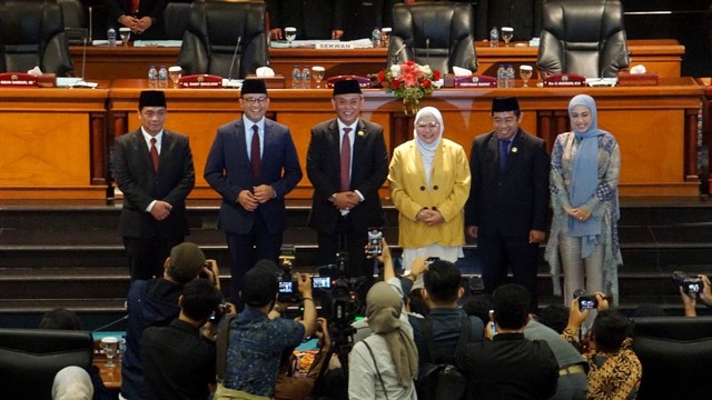 Anies Baswedan dan Wakil Gubernur Ahmad Riza Patria saat rapat paripurna pemberhentian masa jabatannya di DPRD DKI, Jakarta, Selasa (13/9/2022). Foto: Iqbal Firdaus/kumparan