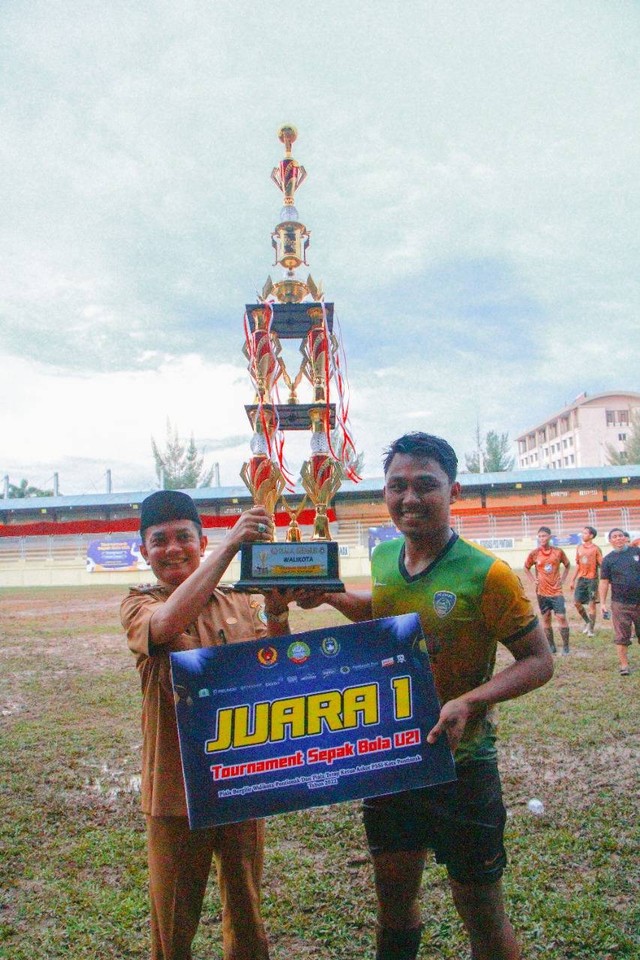 Wali Kota Pontianak, Bahasan, menyerahkan piala turnamen sepak bola U-21. Foto: Dok. Prokopim Pemkot Pontianak