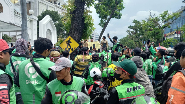 Aksi demo tolak BBM yang dilakukan ojek online di kantor Gubernur Sumut, Selasa (13/9/2022). Foto: Rahmat Utomo/kumparan