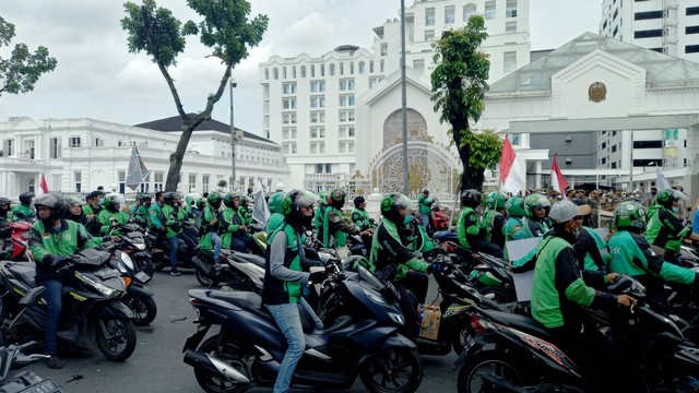 Aksi demo tolak BBM yang dilakukan ojek online di kantor Gubernur Sumut, Selasa (13/9/2022). Foto: Rahmat Utomo/kumparan