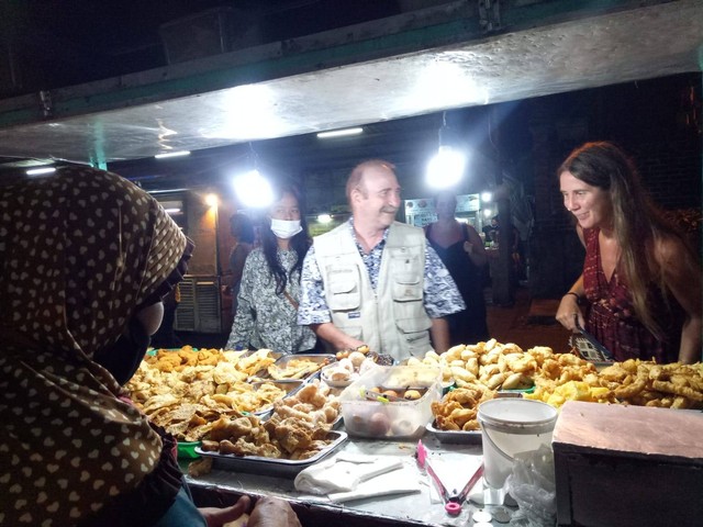 Turis saat membeli gorengan di pasar senggol Sindhu, Sanur, Bali - IST