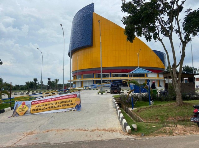 Masjid Tanjak Batam ditutup sementara karena masih dalam proses perbaikan. (Foto: Reza/Batamnews)