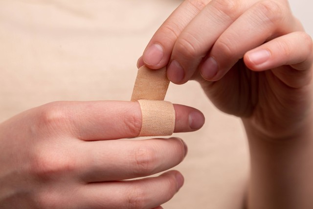 Pertolongan pertama tangan luka kena pisau perlu dilakukan untuk menghentikan pendarahan dan mencegah terjadinya infeksi. Foto: Unsplash.com