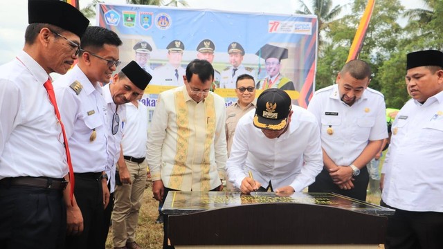 Penandatanganan prasasti dan peletakan batu pertama pembangunan gedung perkuliahan Universitas Negeri Padang (UNP) di Kawasan Padang Kaduduak, Kelurahan Tigo Koto Diate, Kecamatan Payakumbuh Utara, Rabu (7/9/2022). Foto: Dok. Istimewa