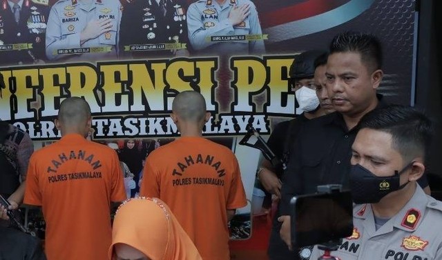 AY dan I penyiksa bayi monyet diamankan di Polres Tasikmalaya, Selasa (13/9). Dok Istimewa