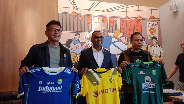 Kiri-ke-kanan: Teddy Tjahjono (Direktur PT Persib Bandung Bermartabat), Suresh Letchmanan (Managing Director Asia Pacific Borussia Dortmund), Candra Wahyudi (Direktur Operasional Persebaya). Foto: Jodi Hermawan/kumparan