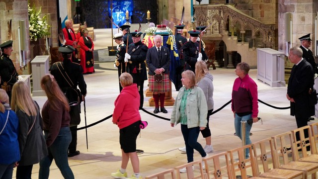 Pelayat melintas saat Raja Charles III dan anggota keluarga kerajaan lainnya saat prosesi jaga peti Ratu Elizabeth II di Katedral St Giles, Edinburgh, Senin (12/9/2022). Foto: Jane Barlow/Pool via REUTERS