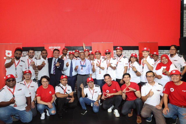 Tony Fernandes bersama dengan tim AirAsia Ride dan beberapa rekan pengemudi AirAsia Ride, Selasa (13/9). Foto: Dok. AirAsia