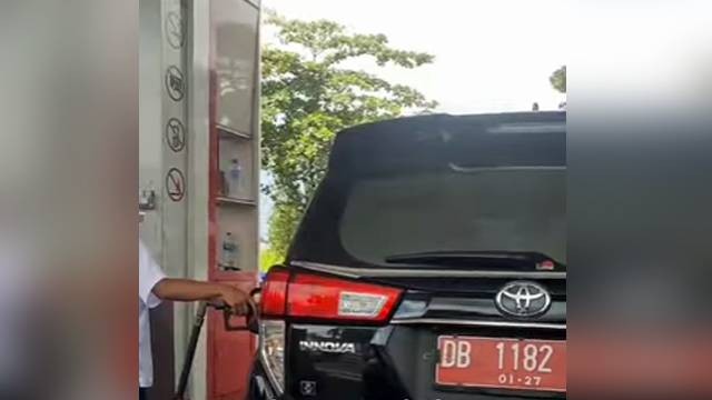 Tangkapan layar dari video yang menunjukkan mobil dinas pelat merah di Kota Manado mengisi BBM subsidi jenis Pertalite di salah satu SPBU.