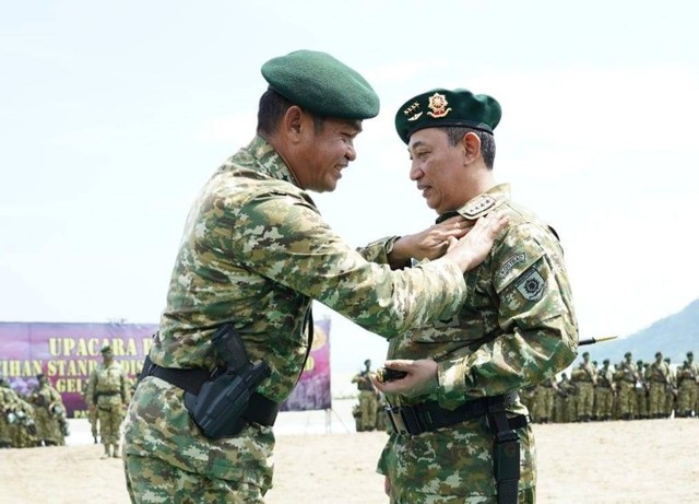 Pangkostrad Letjen TNI Maruli Simanjuntak, Sematkan Brevet Kehormatan Cakra ke Kapolri Jenderal Listyo Sigit Prabowo Foto: Dok. Dispen Kostrad