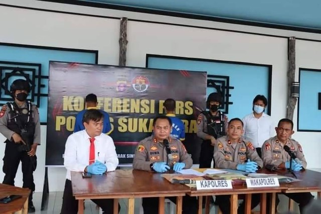 Pelaku SK saat diamankan oleh polisi dan dihadirkan dalam konferensi pers di Mapolres Sukamara, Kalimantan Tengah. (FOTO; Dokumen Polres Sukamara).