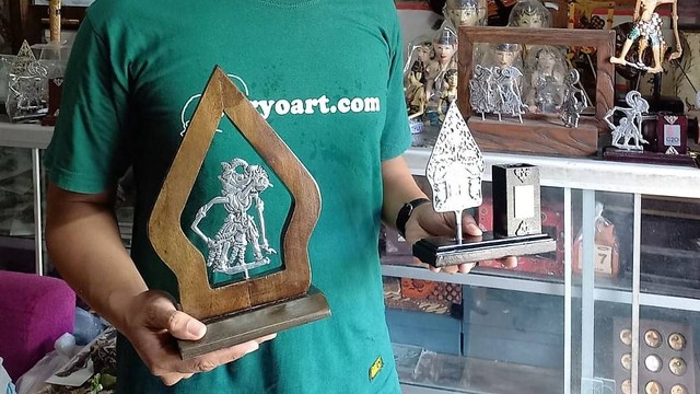 Vandel Bercorak Wayang Karya Perajin Sukoharjo Jadi Suvenir Resmi KTT