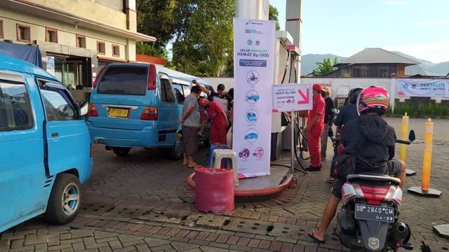Kendaraan mikrolet mengisi Pertalite yang merupakan BBM subsidi di salah satu SPBU di Kota Manado, Sulawesi Utara.