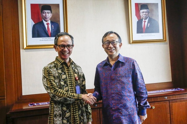 Ketua Dewan Komisioner Otoritas Jasa Keuangan (OJK) Mahendra Siregar menerima kunjungan Presiden dan CEO Mitsubishi UFJ Financial Group (MUFG) Hironori Kamezawa di Jakarta, Selasa, (13/9/2022). Foto: Dok. Bank Danamon