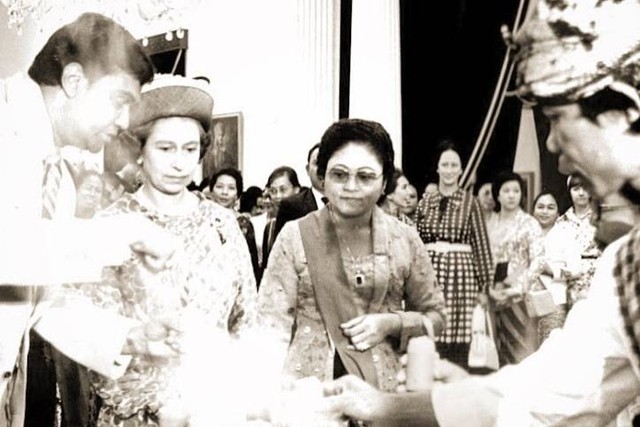 Tien Soeharto mendampingi Ratu Elizabeth II di Istana Negara menyaksikan pembuatan kue putu yang dipandu oleh Bpk Joop Ave, pada 22 April 1974. Foto: Instagram/@cendana.archives