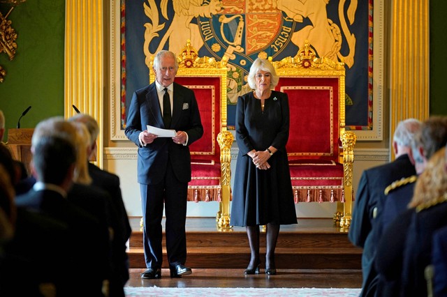 Raja Charles III dan Permaisuri Camilla Parker Bowles menerima Pesan Belasungkawa dari Alex Maskey, Ketua Majelis Irlandia Utara, di Kastil Hillsborough, Irlandia Utara, pada Kamis (13/9/2022). Foto: Niall Carson/Pool via REUTERS