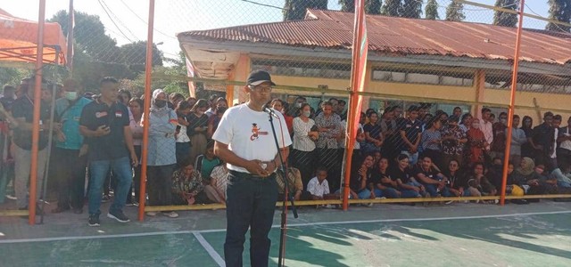 Keterangan foto: Wakil Rektor l Universitas Nusa Nipa Indonesia, Dr. Jonas K.G.D Gobang memberikan sambutan pembukaan pada Turnamen Futsal di lapangan Futsal UNIPA, Selasa(13/09). Foto oleh: Athy Meaq