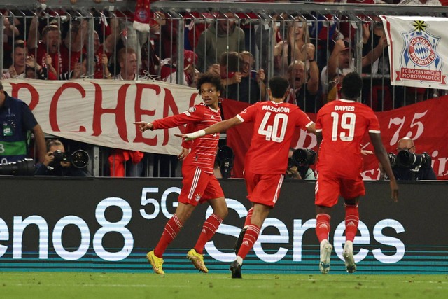 Selebrasi pemain Bayern Muenchen usai mencetak gol ke gawang FC Barcelona pada pertandingan lanjutan Grup C Liga Champions di Allianz Arena, Munich, Jerman. Foto: Lukas Barth/REUTERS