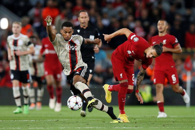 Pemain Liverpool Darwin Nunez berebut bola dengan pemain Ajax Amsterdam pada pertandingan lanjutan Grup A Liga Champions di Anfield, Liverpool, Inggris. Foto: Craig Brough/REUTERS