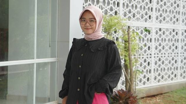 Mahasiswa Ilmu Komunikasi UM Bandung Tharisa Putri Shafa sang perintis "Serasa Studio" (Dok Promosi & PMB UM Bandung)