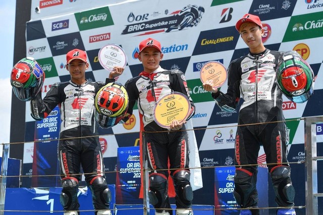 Pembalap Astra Honda berhasil mempersembahkan podium tertinggi untuk Indonesia di ajang Honda Thailand Talent Cup 2022. Foto: Dok. Astra Honda Motor