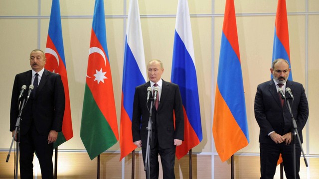 Presiden Azerbaijan Ilham Aliyev, Presiden Rusia Vladimir Putin dan Perdana Menteri Armenia Nikol Pashinyan menyampaikan pernyataan bersama setelah pertemuan mereka di Sochi pada 26 November 2021. Foto: Mikhail Klimentyev/SPUTNIK/AFP