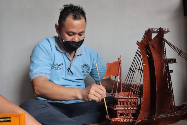 Foto Proses Pembuatan Miniatur Kapal dari Stik Es Krim Karya WBP Rutan Pelaihari Doc. Humas Rutan pelaihari