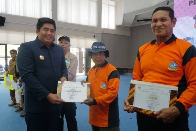 Plt Bupati Bintan, Roby Kurniawan memberikan penghargaan atas kinerja petugas kebersihan di Bintan.