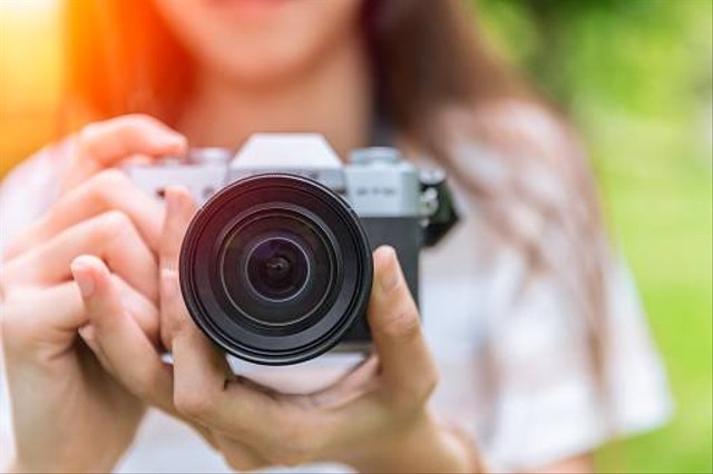 Ilustrasi menggunakan kamera mirrorless. Foto: Unsplash.com