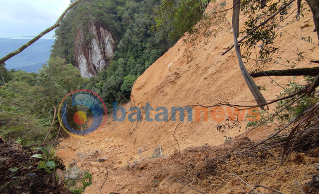 Lokasi longsor di dekat Batu Putih jalur pendakian Bukit Permata. (Foto: Ruzi/Batamnews)