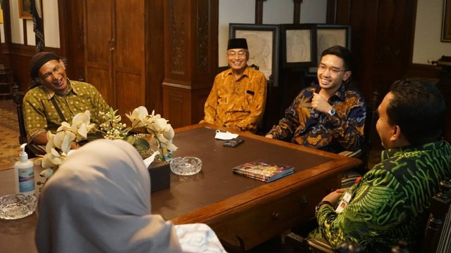 Bupati Blora H. Arief Rohman, saat bertemu Raja Mangkunegara X, Kanjeng Gusti Pangeran Haryo (GPH) Bhre Cakrahutomo Wira Sudjiwo, di Keraton Pura Mangkunegaran Surakarta. Selasa (13/09/2022) (foto: dok istimewa)