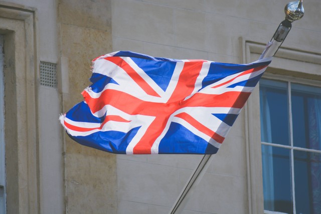Ilustrasi sebutan bendera negara Inggris, sumber foto: (Chris Lawton) by unsplash.com