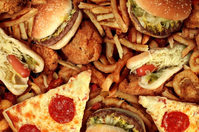 Ilustrasi junk food. Foto: Lightspring/Shutterstock