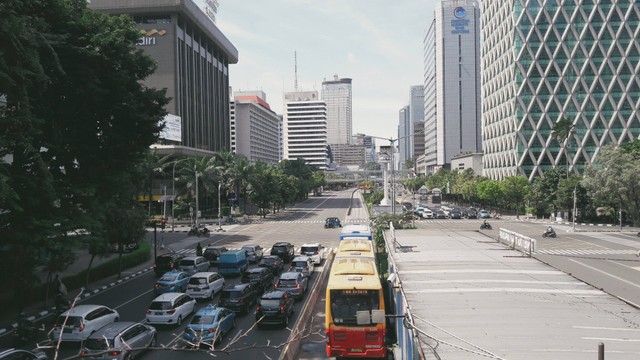 Ilustrasi cara naik royaltrans bsd, Foto oleh Arga Aditya di Unsplash