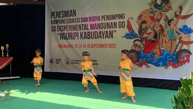 Anak-anak sedang menari tradisional di SD E Mangunan GO. Foto: Tugu Jogja