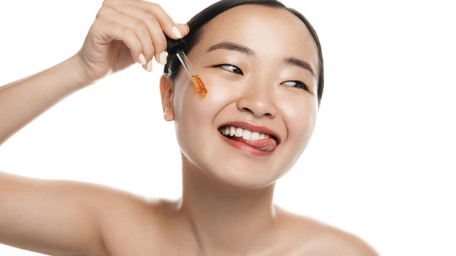 Ilustrasi perempuan memakai face oil. Foto: Lyubov Levitskaya/Shutterstock 