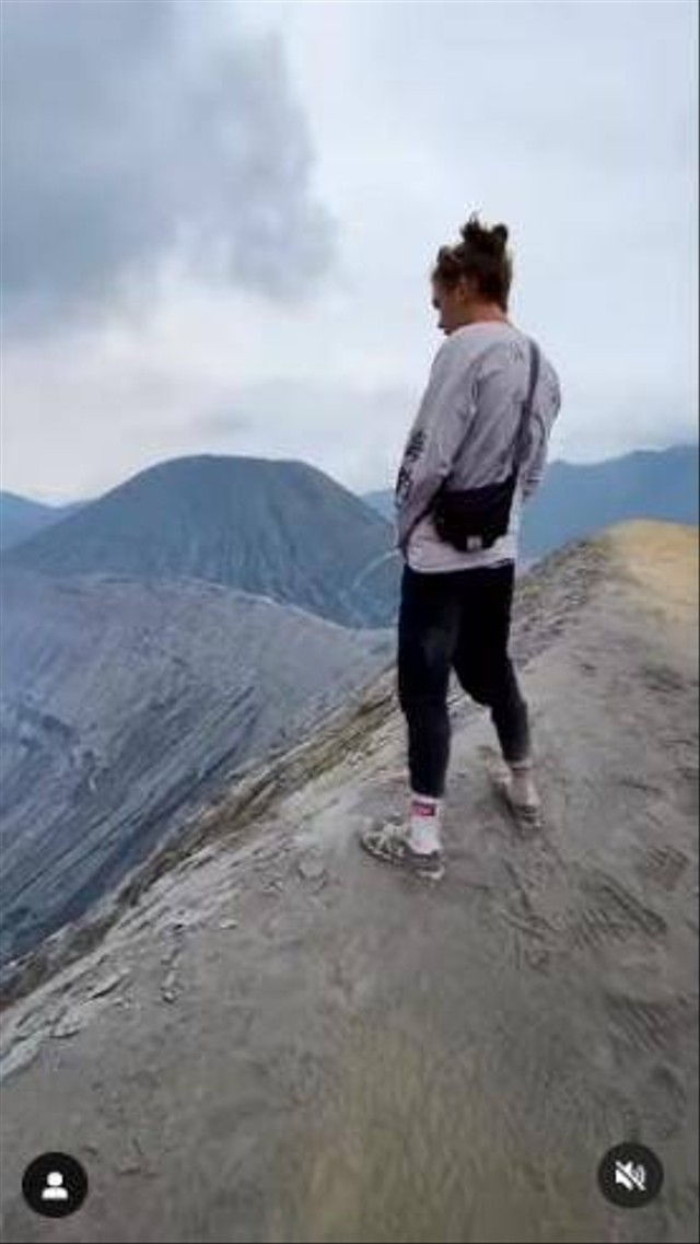 Viral turis kencingi puncak kawah Gunung Bromo. Foto: Instagram/@hometown.earth