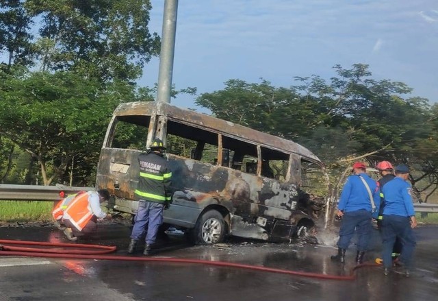 Kendaraan penumpang jenis elf terbakar di Tol Cipali arah Jakarta, karena pedal gas bermasalah.(Juan)