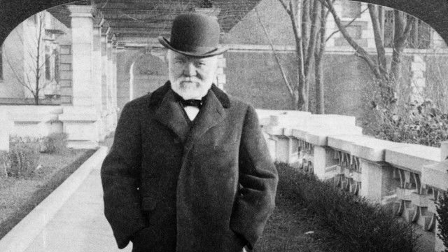 Potret industrialis dan kemanusiaan Amerika kelahiran Skotlandia Andrew Carnegie (1835 - 1919) mengenakan mantel dan topi di taman rumahnya di New York City. Foto: Arsip Hulton/Getty Images