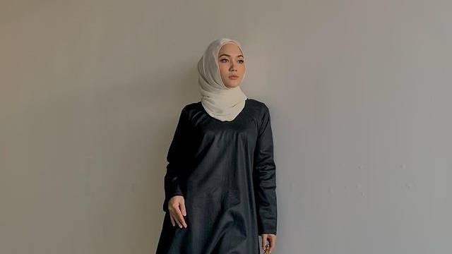 Potret OOTD hijab nuansa monokrom. Foto: Instagram.com/eykaaanizams